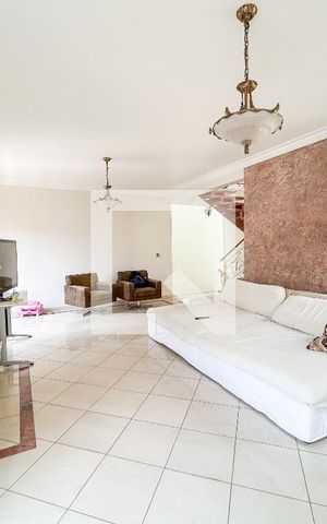 Casa à venda com 300m², 5 quartos e 4 vagas Casa à venda com 300m², 5 quartos e 4 vagasSala