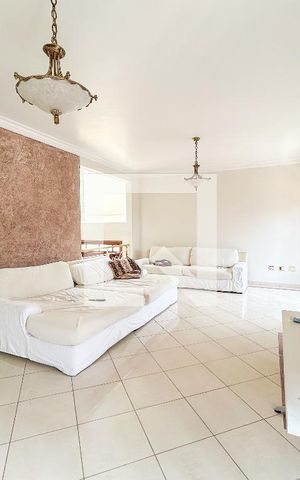Casa à venda com 300m², 5 quartos e 4 vagas Casa à venda com 300m², 5 quartos e 4 vagasSala