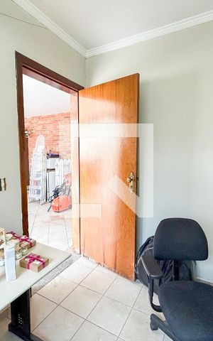 Casa à venda com 300m², 5 quartos e 4 vagas Casa à venda com 300m², 5 quartos e 4 vagasQuarto de serviço