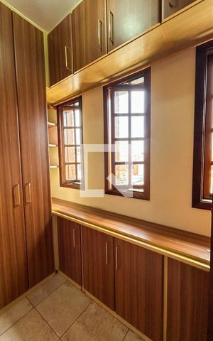 Casa à venda com 300m², 5 quartos e 4 vagas Casa à venda com 300m², 5 quartos e 4 vagasCloset da suíte