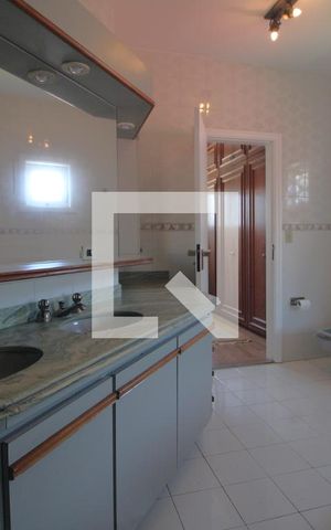 Casa à venda com 600m², 4 quartos e 8 vagasBanheiro da suíte 1