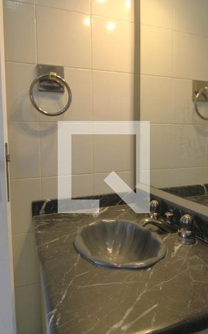 Casa à venda com 600m², 4 quartos e 8 vagasPia banheiro da suíte 3