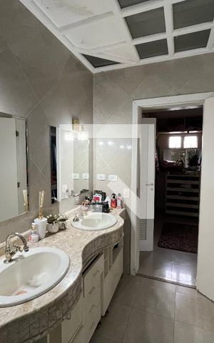 Casa de condomínio para alugar com 320m², 3 quartos e 3 vagasBanheiro - Quarto