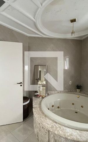 Casa de condomínio para alugar com 320m², 3 quartos e 3 vagasBanheiro - Quarto