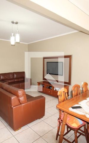 Casa à venda com 240m², 2 quartos e 2 vagasSala
