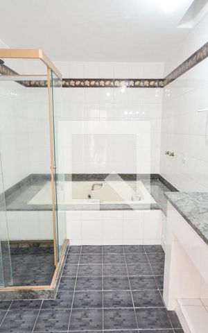 Apartamento à venda com 240m², 5 quartos e 1 vaga Apartamento à venda com 240m², 5 quartos e 1 vagaBanheiro da Suíte 1