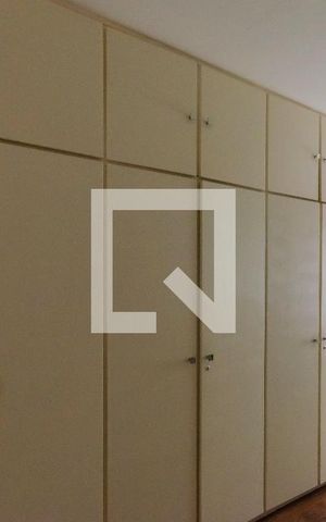 Casa para alugar com 354m², 4 quartos e 2 vagas Casa para alugar com 354m², 4 quartos e 2 vagasCloset da suíte 1