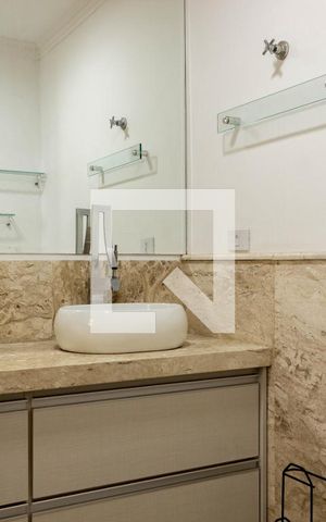 Apartamento à venda com 239m², 4 quartos e 4 vagas Apartamento à venda com 239m², 4 quartos e 4 vagasBanheiro da Suíte 1