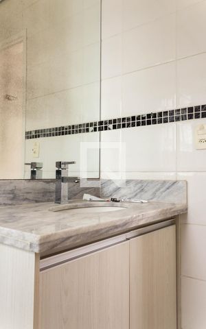 Apartamento à venda com 239m², 4 quartos e 4 vagas Apartamento à venda com 239m², 4 quartos e 4 vagasBanheiro da Suíte 4