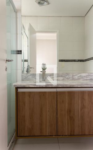 Apartamento à venda com 239m², 4 quartos e 4 vagas Apartamento à venda com 239m², 4 quartos e 4 vagasBanheiro da Suíte 2