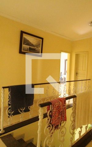 Casa de condomínio à venda com 112m², 4 quartos e 1 vagaEscada