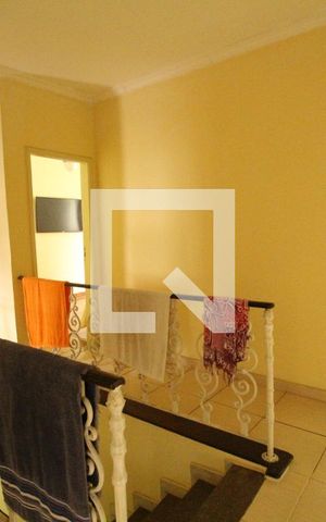Casa de condomínio à venda com 112m², 4 quartos e 1 vagaEscada