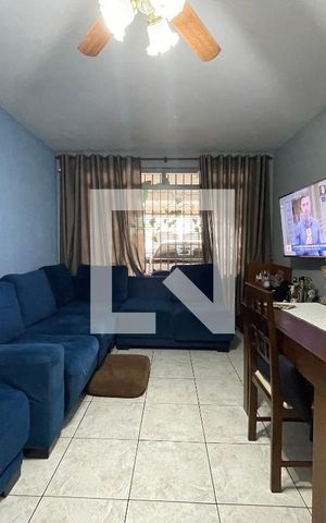 Casa à venda com 122m², 4 quartos e 2 vagas Casa à venda com 122m², 4 quartos e 2 vagasSala
