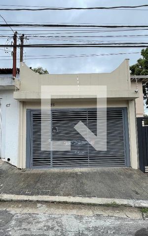 Casa à venda com 122m², 4 quartos e 2 vagas Casa à venda com 122m², 4 quartos e 2 vagasFachada