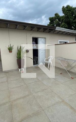 Casa à venda com 122m², 4 quartos e 2 vagas Casa à venda com 122m², 4 quartos e 2 vagasVaranda