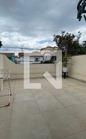 Casa à venda com 122m², 4 quartos e 2 vagas Casa à venda com 122m², 4 quartos e 2 vagasVaranda