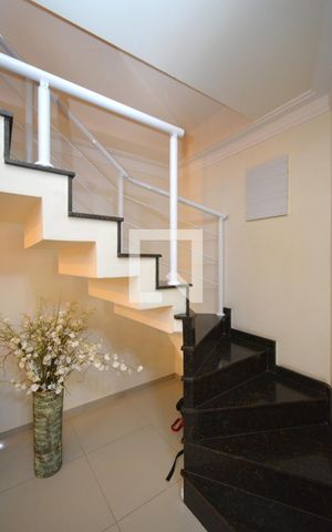Casa para alugar com 131m², 3 quartos e 2 vagasEscada