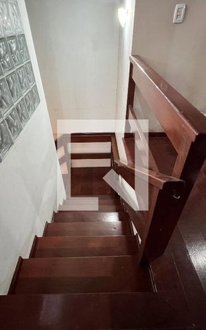 Casa para alugar com 224m², 4 quartos e 2 vagas Casa para alugar com 224m², 4 quartos e 2 vagasEscada