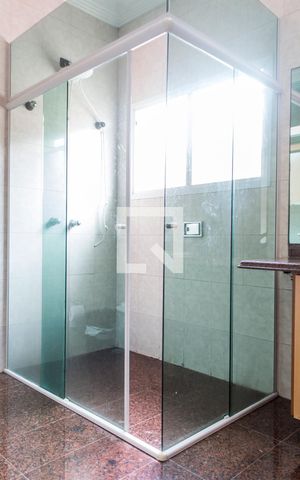 Casa de condomínio para alugar com 609m², 4 quartos e 4 vagas Casa de condomínio para alugar com 609m², 4 quartos e 4 vagasBanheiro da Suíte 4
