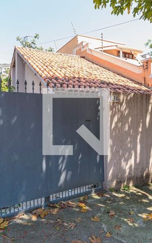 Casa à venda com 130m², 2 quartos e 2 vagas Casa à venda com 130m², 2 quartos e 2 vagasFachada