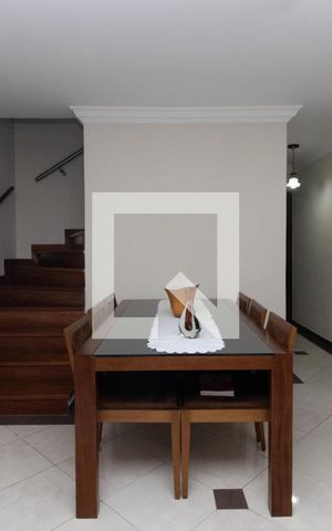 Casa para alugar com 250m², 4 quartos e 2 vagas Casa para alugar com 250m², 4 quartos e 2 vagasSala