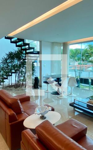 Casa para alugar com 270m², 4 quartos e 3 vagas Casa para alugar com 270m², 4 quartos e 3 vagasSala