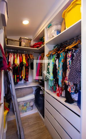 Apartamento à venda com 85m², 3 quartos e 2 vagas Apartamento à venda com 85m², 3 quartos e 2 vagasCloset