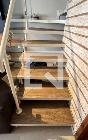 Casa de condomínio para alugar com 63m², 2 quartos e 1 vaga Casa de condomínio para alugar com 63m², 2 quartos e 1 vagaEscada