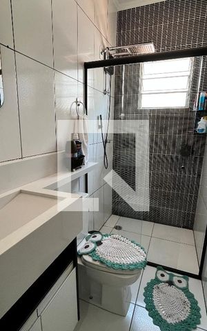 Casa de condomínio para alugar com 63m², 2 quartos e 1 vaga Casa de condomínio para alugar com 63m², 2 quartos e 1 vagaBanheiro