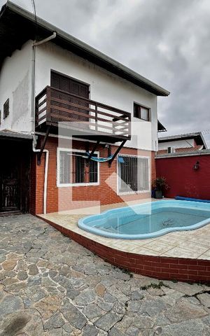 Casa à venda com 250m², 3 quartos e 4 vagasPiscina/Garagem