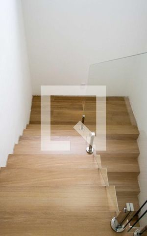 Casa à venda com 310m², 3 quartos e 4 vagasEscada
