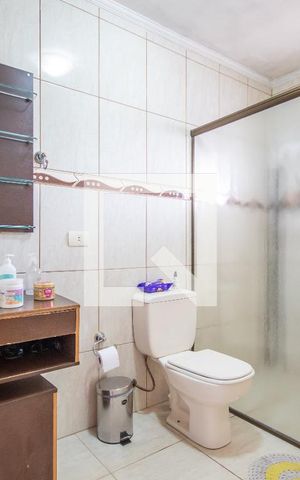 Casa para alugar com 225m², 4 quartos e 2 vagas Casa para alugar com 225m², 4 quartos e 2 vagasBanheiro da Suíte 1