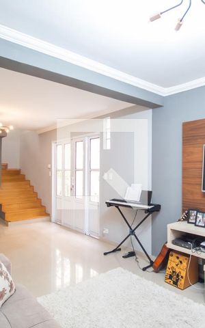 Casa para alugar com 225m², 4 quartos e 2 vagas Casa para alugar com 225m², 4 quartos e 2 vagasSala de Estar