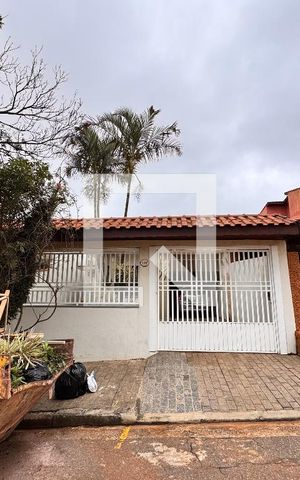 Casa à venda com 157m², 3 quartos e 2 vagas Casa à venda com 157m², 3 quartos e 2 vagasFachada