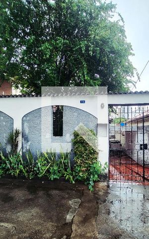 Casa à venda com 190m², 5 quartos e 4 vagas Casa à venda com 190m², 5 quartos e 4 vagasFachada