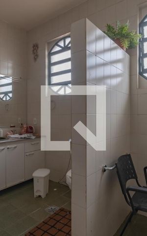 Casa à venda com 363m², 5 quartos e 4 vagas Casa à venda com 363m², 5 quartos e 4 vagasBanheiro Suíte