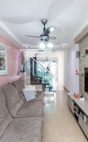 Casa à venda com 100m², 3 quartos e 2 vagas Casa à venda com 100m², 3 quartos e 2 vagasSala