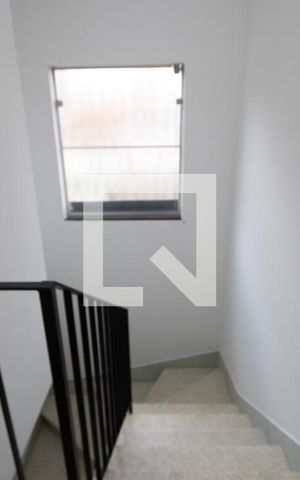Casa à venda com 280m², 4 quartos e 3 vagas Casa à venda com 280m², 4 quartos e 3 vagasEscada