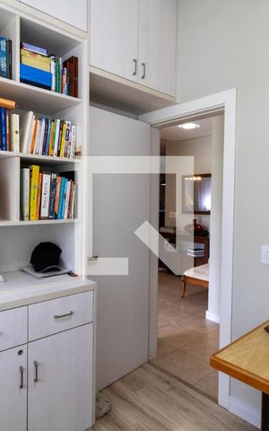 Casa de condomínio à venda com 250m², 3 quartos e 2 vagas Casa de condomínio à venda com 250m², 3 quartos e 2 vagasEscritório