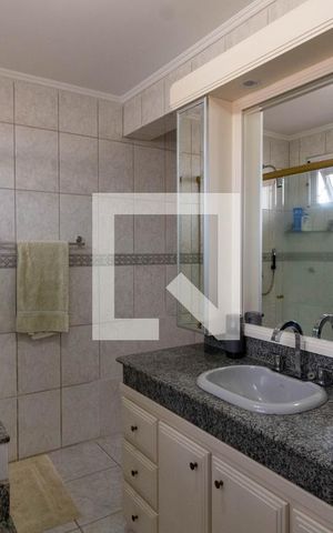 Casa de condomínio à venda com 250m², 3 quartos e 2 vagas Casa de condomínio à venda com 250m², 3 quartos e 2 vagasBanheiro da Suíte