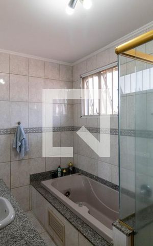 Casa de condomínio à venda com 250m², 3 quartos e 2 vagas Casa de condomínio à venda com 250m², 3 quartos e 2 vagasBanheiro da Suíte
