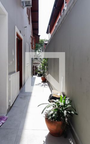 Casa à venda com 210m², 3 quartos e 3 vagas Casa à venda com 210m², 3 quartos e 3 vagasÁrea externa