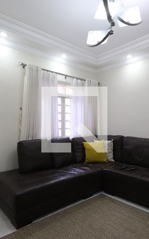 Casa para alugar com 110m², 2 quartos e 2 vagasSala