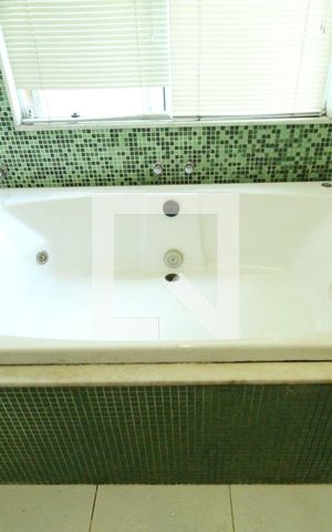 Casa de condomínio à venda com 204m², 4 quartos e 2 vagasBanheiro da suíte