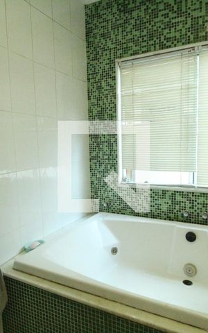 Casa de condomínio à venda com 204m², 4 quartos e 2 vagasBanheiro da suíte