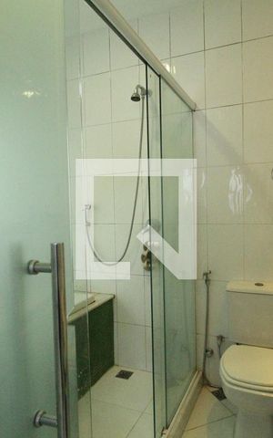 Casa de condomínio à venda com 204m², 4 quartos e 2 vagasBanheiro da suíte