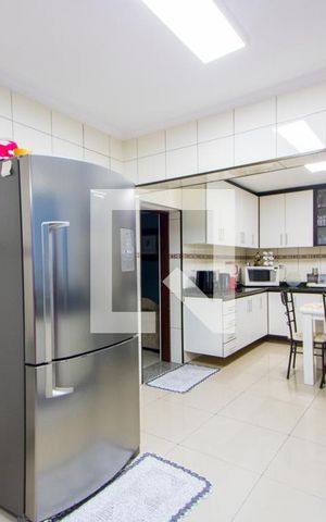 Casa à venda com 350m², 4 quartos e 3 vagas Casa à venda com 350m², 4 quartos e 3 vagasCozinha