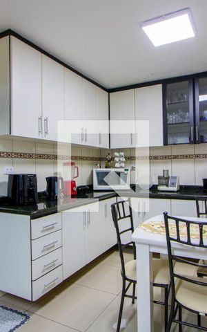 Casa à venda com 350m², 4 quartos e 3 vagas Casa à venda com 350m², 4 quartos e 3 vagasCozinha