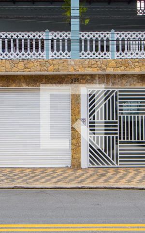 Casa à venda com 350m², 4 quartos e 3 vagas Casa à venda com 350m², 4 quartos e 3 vagasFachada
