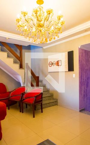 Casa à venda com 350m², 4 quartos e 3 vagas Casa à venda com 350m², 4 quartos e 3 vagasSala